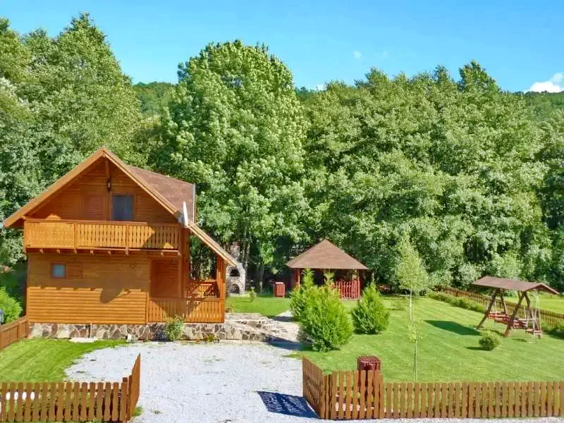 Sub Cetate Cazare | Sat de vacanță (K0499-4) Imaginea poate fi supusă drepturilor de autor. Se recomandă contactarea titularului drepturilor.