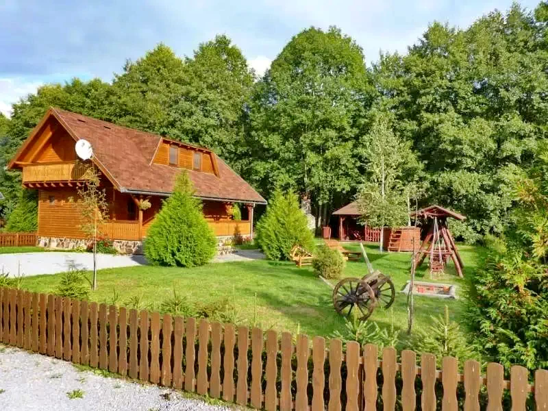 Sub Cetate Cazare | Sat de vacanță (K0499-5) Imaginea poate fi supusă drepturilor de autor. Se recomandă contactarea titularului drepturilor.