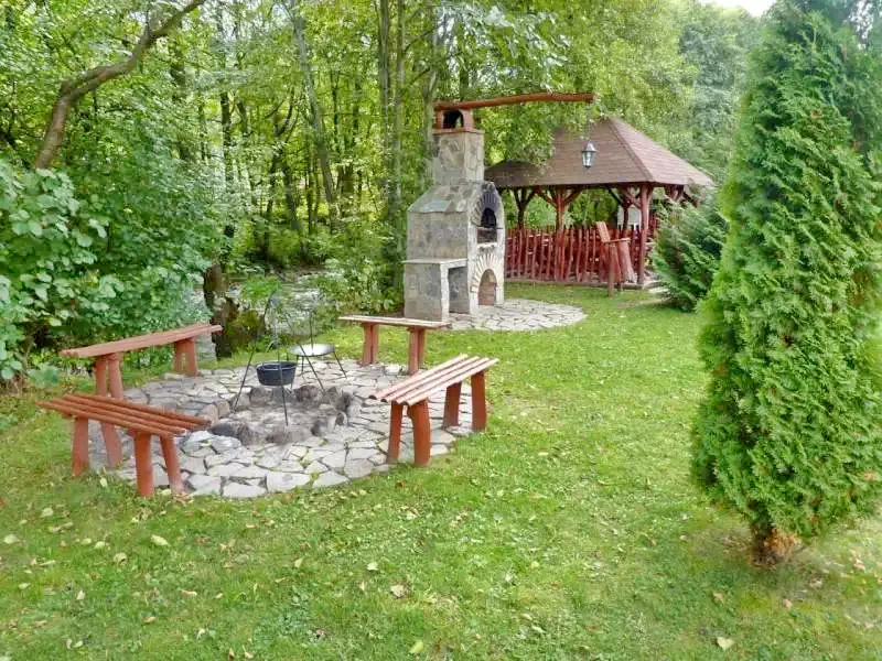 Sub Cetate Cazare | Sat de vacanță (K0499-12) Imaginea poate fi supusă drepturilor de autor. Se recomandă contactarea titularului drepturilor.