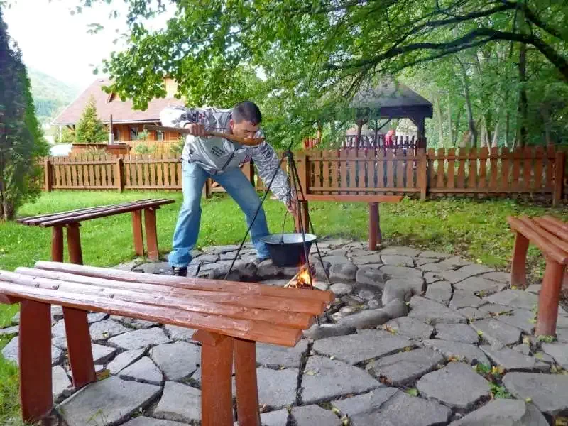 Sub Cetate Cazare | Cabană (K0499-30) Imaginea poate fi supusă drepturilor de autor. Se recomandă contactarea titularului drepturilor.