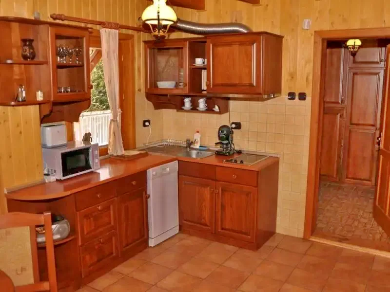 Sub Cetate Cazare | Sat de vacanță (K0499-49) Imaginea poate fi supusă drepturilor de autor. Se recomandă contactarea titularului drepturilor.