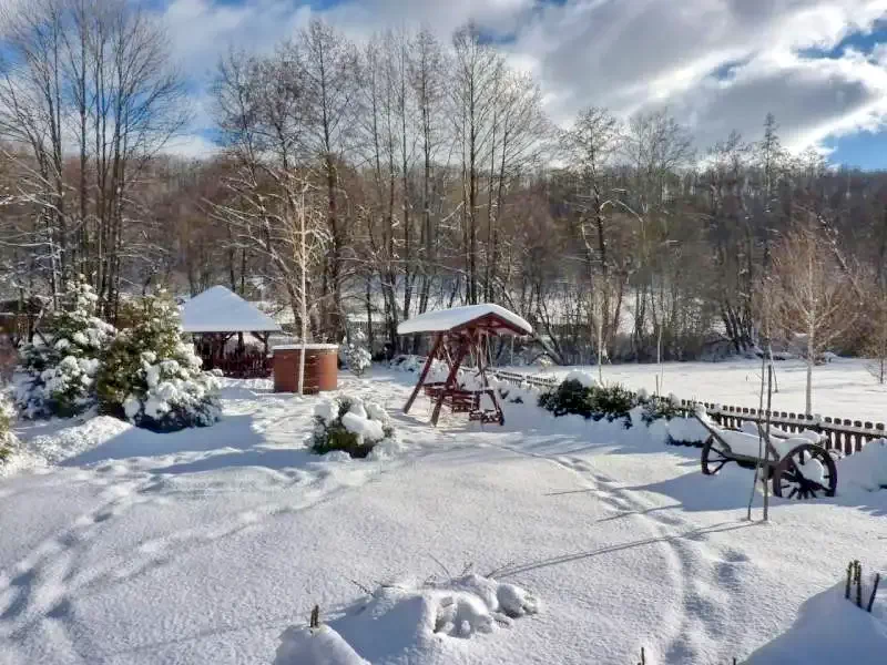 Sub Cetate Cazare | Sat de vacanță (K0499-84) Imaginea poate fi supusă drepturilor de autor. Se recomandă contactarea titularului drepturilor.