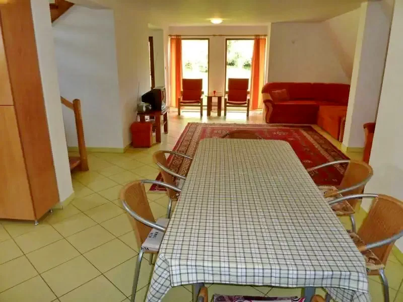 Sub Cetate Cazare | Cabana turistică (K0516-1) Imaginea poate fi supusă drepturilor de autor. Se recomandă contactarea titularului drepturilor.