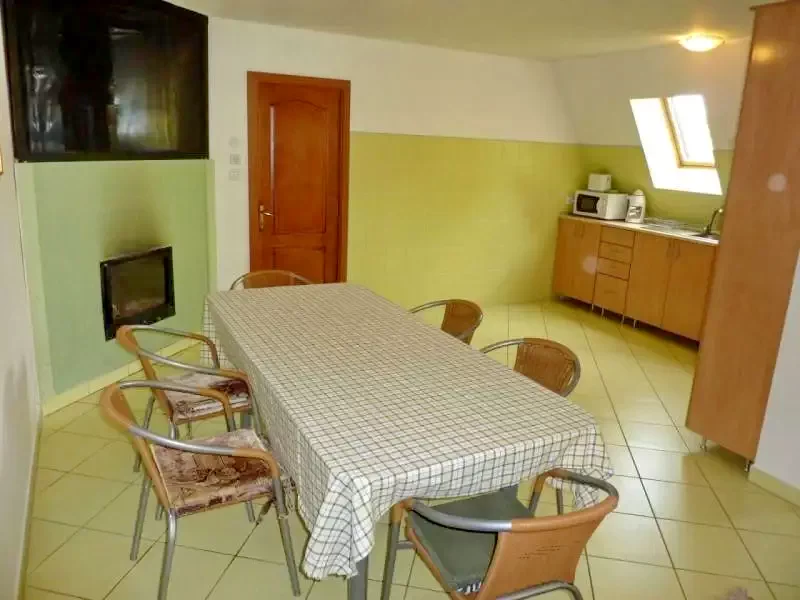 Sub Cetate Cazare | Sat de vacanță (K0516-2) Imaginea poate fi supusă drepturilor de autor. Se recomandă contactarea titularului drepturilor.