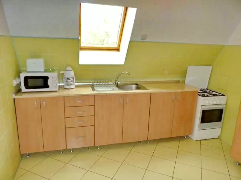 Sub Cetate Cazare | Sat de vacanță (K0516-3) Imaginea poate fi supusă drepturilor de autor. Se recomandă contactarea titularului drepturilor.