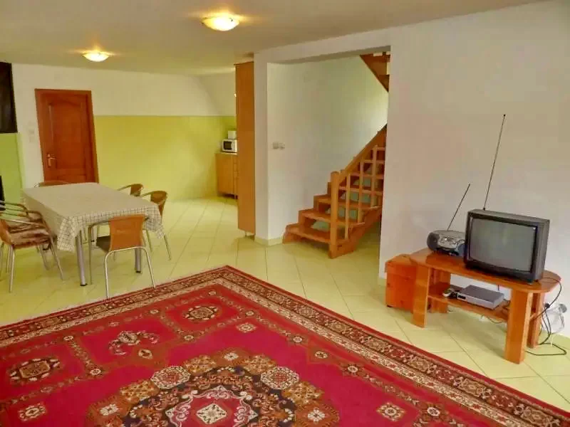 Sub Cetate Cazare | Sat de vacanță (K0516-5) Imaginea poate fi supusă drepturilor de autor. Se recomandă contactarea titularului drepturilor.