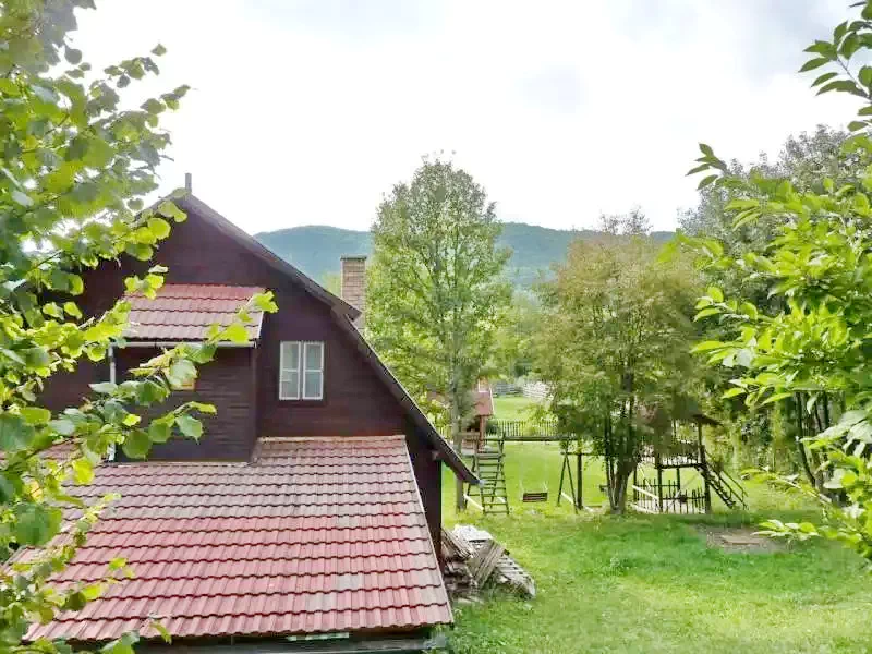 Sub Cetate Cazare | Sat de vacanță (K0527-2) Imaginea poate fi supusă drepturilor de autor. Se recomandă contactarea titularului drepturilor.