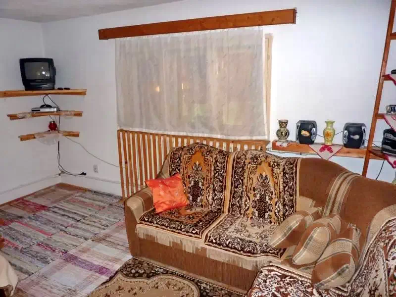 Sub Cetate Cazare | Sat de vacanță (K0527-18) Imaginea poate fi supusă drepturilor de autor. Se recomandă contactarea titularului drepturilor.