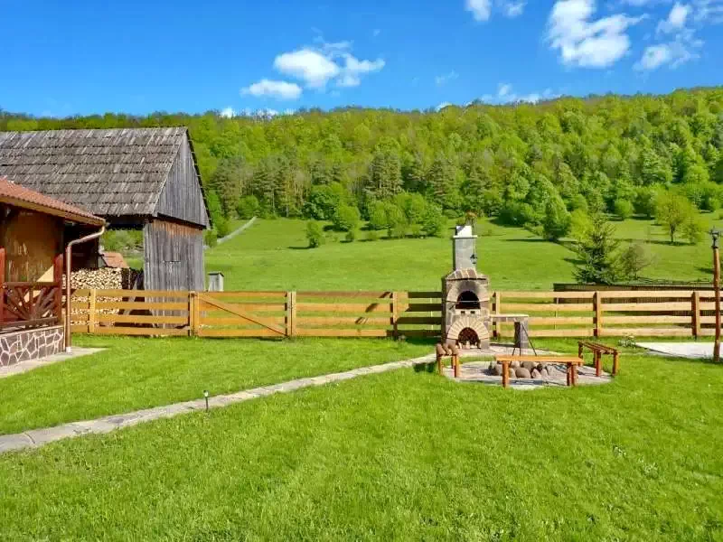 Sub Cetate Cazare | Sat de vacanță (K0528-7) Imaginea poate fi supusă drepturilor de autor. Se recomandă contactarea titularului drepturilor.