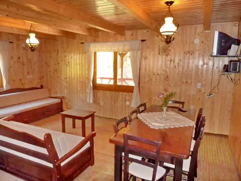 Sub Cetate Cazare | Sat de vacanță (K0528-16) Imaginea poate fi supusă drepturilor de autor. Se recomandă contactarea titularului drepturilor.