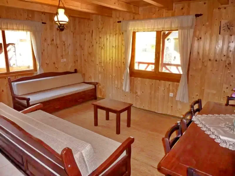 Zeteváralja Szállás | Üdülőfalu (K0528-18) A kép szerzői jogvédelem alatt állhat. Javasolt a kapcsolatfelvétel a jog tulajdonossal.