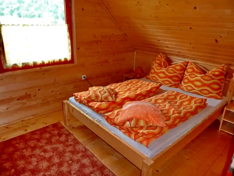 Sub Cetate Cazare | Sat de vacanță (K0717-18) Imaginea poate fi supusă drepturilor de autor. Se recomandă contactarea titularului drepturilor.