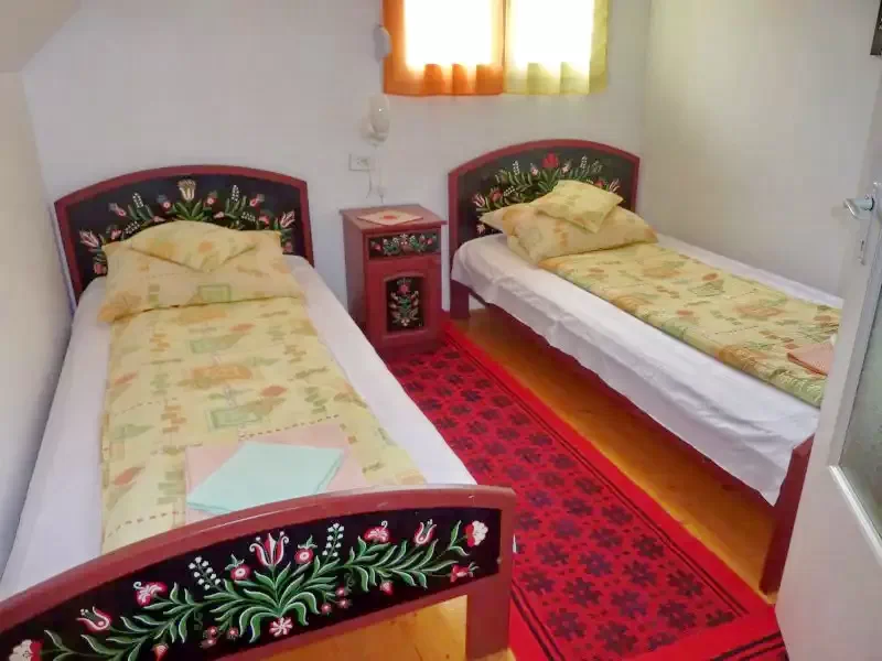 Sub Cetate Cazare | Sat de vacanță (K0719-5) Imaginea poate fi supusă drepturilor de autor. Se recomandă contactarea titularului drepturilor.