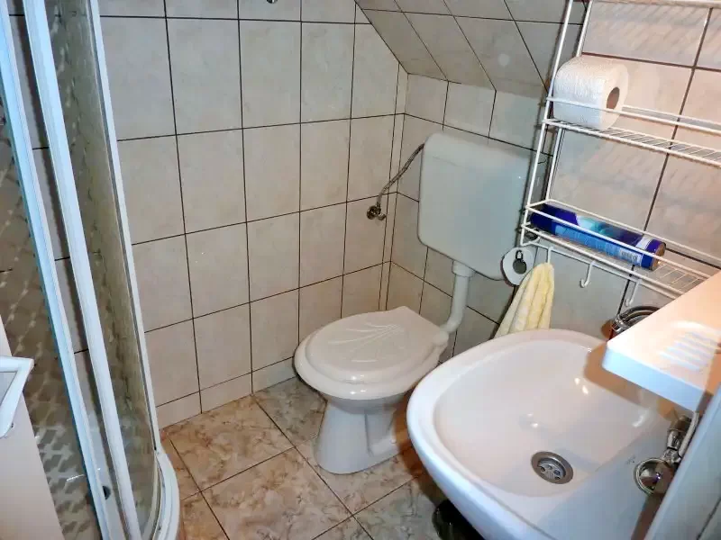 Sub Cetate Cazare | Sat de vacanță (K0719-6) Imaginea poate fi supusă drepturilor de autor. Se recomandă contactarea titularului drepturilor.