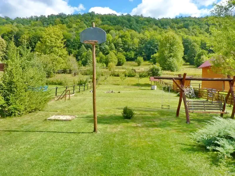 Sub Cetate Cazare | Sat de vacanță (K0719-30) Imaginea poate fi supusă drepturilor de autor. Se recomandă contactarea titularului drepturilor.