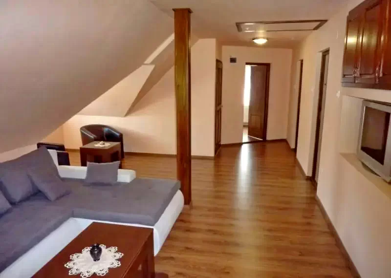 Sub Cetate Cazare | Sat de vacanță (K1140-10) Imaginea poate fi supusă drepturilor de autor. Se recomandă contactarea titularului drepturilor.