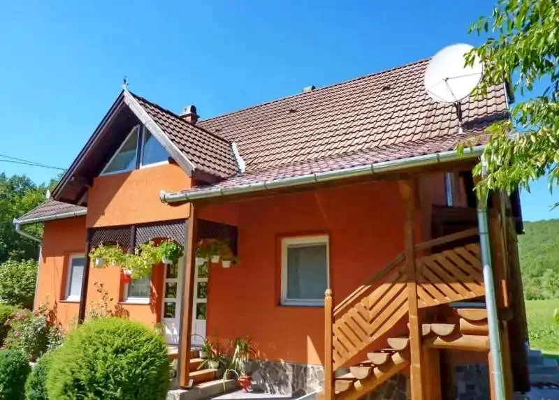 Sub Cetate Cazare | Sat de vacanță (K1140-13) Imaginea poate fi supusă drepturilor de autor. Se recomandă contactarea titularului drepturilor.