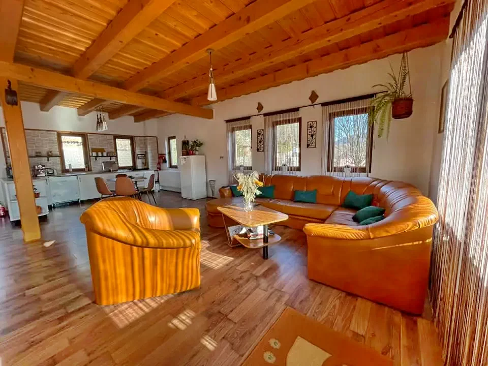 Sub Cetate Cazare | Cabana turistică (K1390-1) Imaginea poate fi supusă drepturilor de autor. Se recomandă contactarea titularului drepturilor.