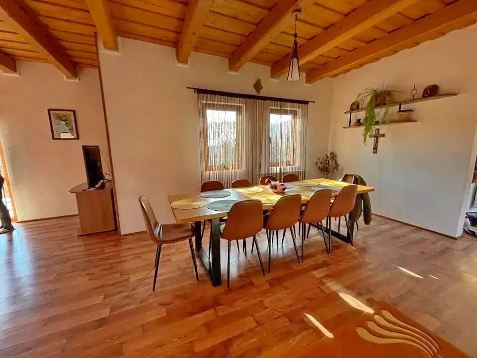 Sub Cetate Cazare | Sat de vacanță (K1390-44) Imaginea poate fi supusă drepturilor de autor. Se recomandă contactarea titularului drepturilor.