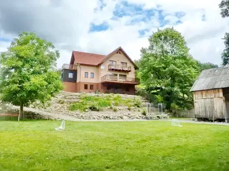 Sub Cetate Cazare | Cabana turistică (K1390-55) Imaginea poate fi supusă drepturilor de autor. Se recomandă contactarea titularului drepturilor.