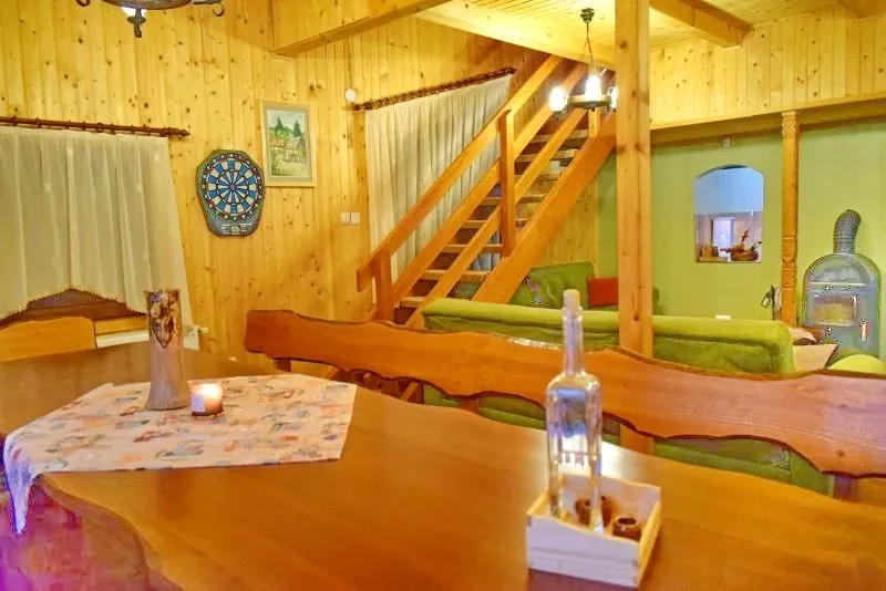 Vărșag Cazare | Sat de vacanță (K0022-22) Imaginea poate fi supusă drepturilor de autor. Se recomandă contactarea titularului drepturilor.