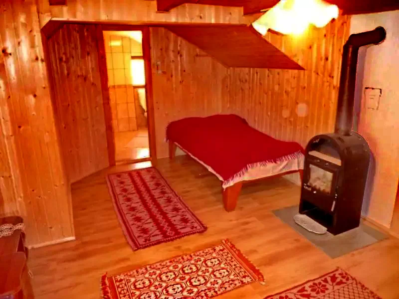 Vărșag Cazare | Cabană (K0518-21) Imaginea poate fi supusă drepturilor de autor. Se recomandă contactarea titularului drepturilor.