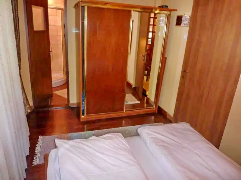 Izvoare Cazare | Cabană (K0281-10) Imaginea poate fi supusă drepturilor de autor. Se recomandă contactarea titularului drepturilor. Izvoare Cazare | Cabană (K0281-10) Imaginea poate fi supusă drepturilor de autor. Se recomandă contactarea titularului drepturilor.