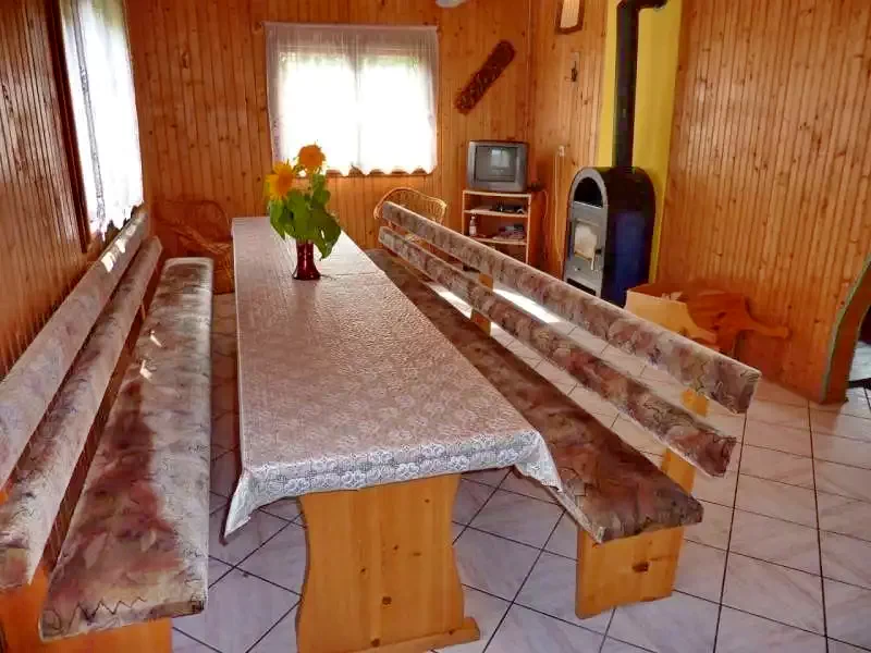 Izvoare Cazare | Cabană (K0390-14) Imaginea poate fi supusă drepturilor de autor. Se recomandă contactarea titularului drepturilor.