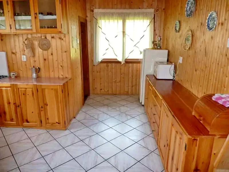 Izvoare Cazare | Sat de vacanță (K0390-20) Imaginea poate fi supusă drepturilor de autor. Se recomandă contactarea titularului drepturilor.