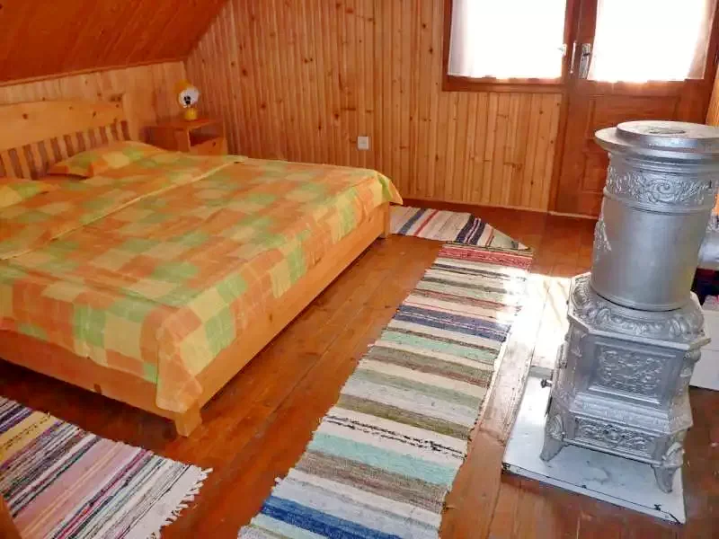 Izvoare Cazare | Cabană (K0390-27) Imaginea poate fi supusă drepturilor de autor. Se recomandă contactarea titularului drepturilor.