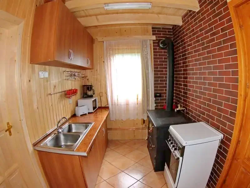 Izvoare Cazare | Sat de vacanță (K0405-19) Imaginea poate fi supusă drepturilor de autor. Se recomandă contactarea titularului drepturilor.