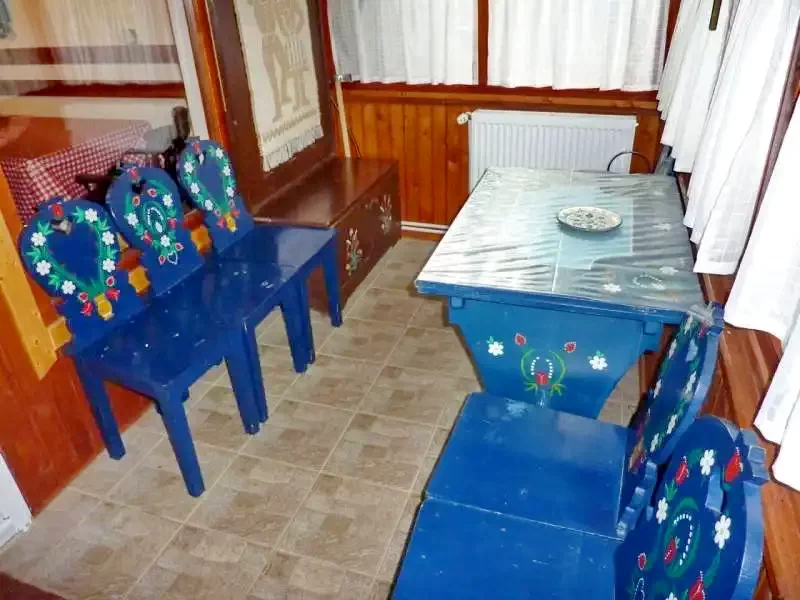 Izvoare Cazare | Cabană (K0520-26) Imaginea poate fi supusă drepturilor de autor. Se recomandă contactarea titularului drepturilor. Izvoare Cazare | Cabană (K0520-26) Imaginea poate fi supusă drepturilor de autor. Se recomandă contactarea titularului drepturilor.