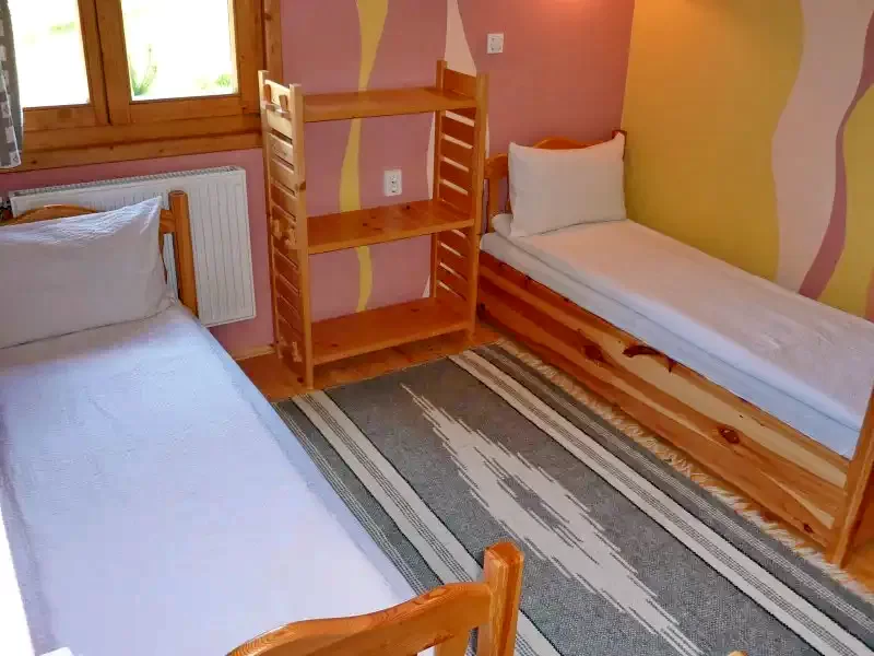 Izvoare Cazare | Cabană (K0723-18) Imaginea poate fi supusă drepturilor de autor. Se recomandă contactarea titularului drepturilor.