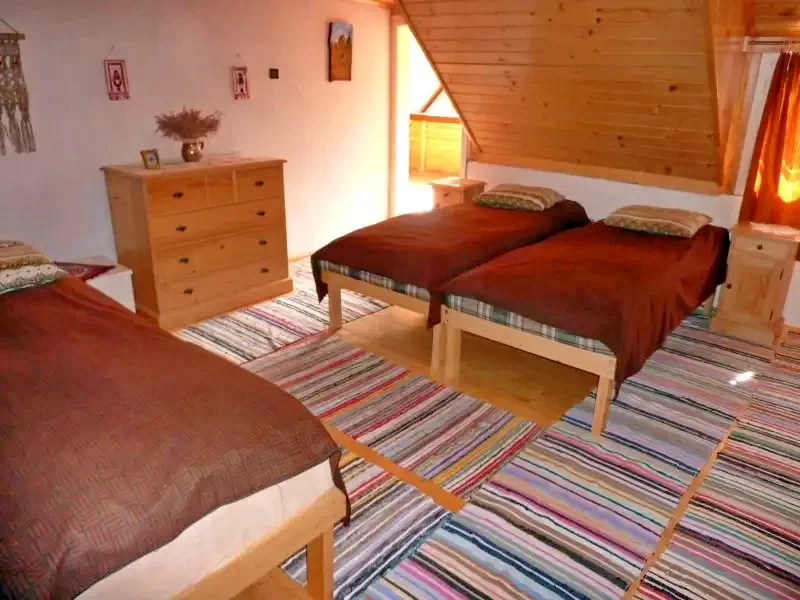 Izvoare Cazare | Sat de vacanță (K0727-18) Imaginea poate fi supusă drepturilor de autor. Se recomandă contactarea titularului drepturilor.