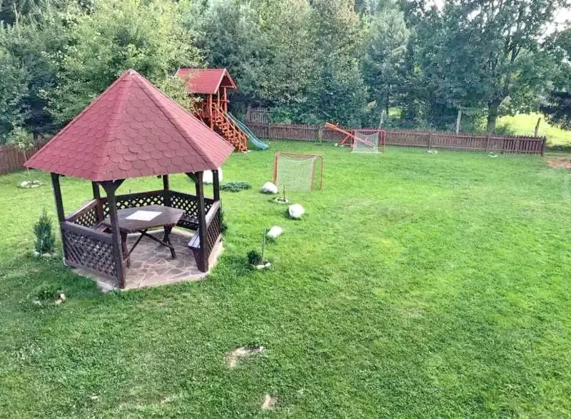 Izvoare Cazare | Sat de vacanță (K0889-7) Imaginea poate fi supusă drepturilor de autor. Se recomandă contactarea titularului drepturilor.