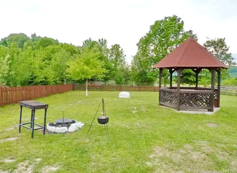 Izvoare Cazare | Sat de vacanță (K0889-8) Imaginea poate fi supusă drepturilor de autor. Se recomandă contactarea titularului drepturilor.