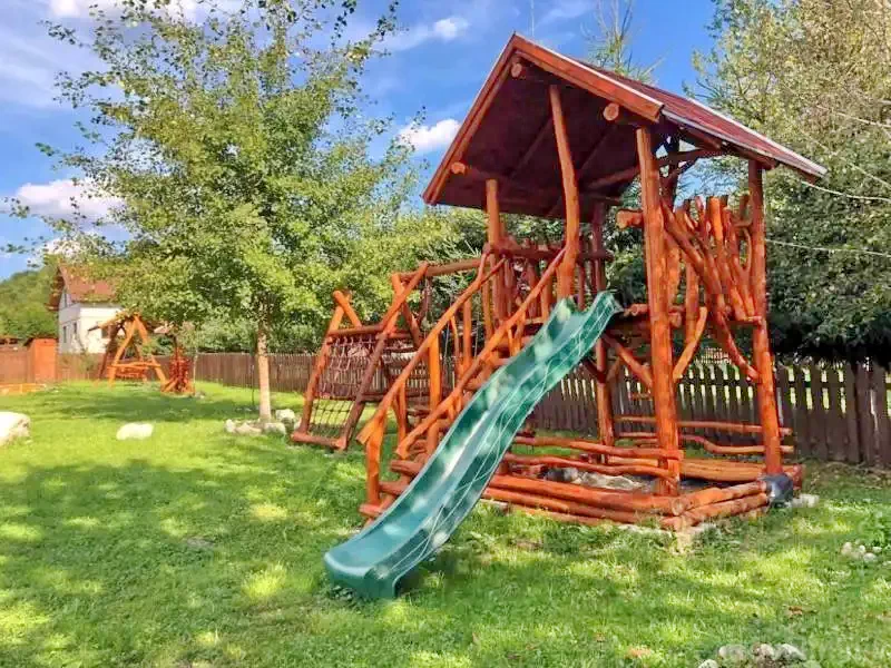 Izvoare Cazare | Sat de vacanță (K0889-11) Imaginea poate fi supusă drepturilor de autor. Se recomandă contactarea titularului drepturilor.