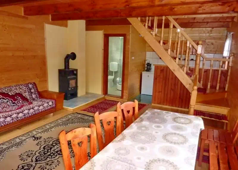 Izvoare Cazare | Cabană (K0889-29) Imaginea poate fi supusă drepturilor de autor. Se recomandă contactarea titularului drepturilor.