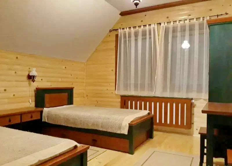 Izvoare Cazare | Cabană (K1149-43) Imaginea poate fi supusă drepturilor de autor. Se recomandă contactarea titularului drepturilor.