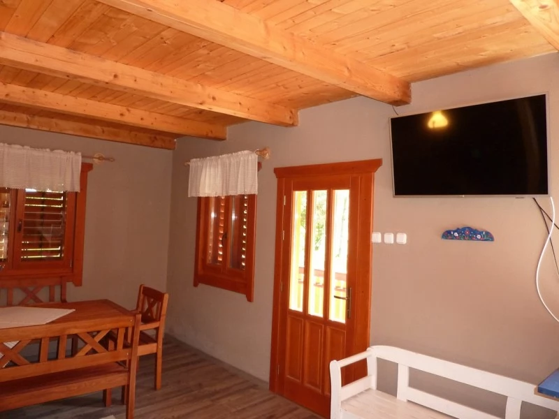 Barajul Zetea Cazare | Sat de vacanță (K0199-10) Imaginea poate fi supusă drepturilor de autor. Se recomandă contactarea titularului drepturilor.