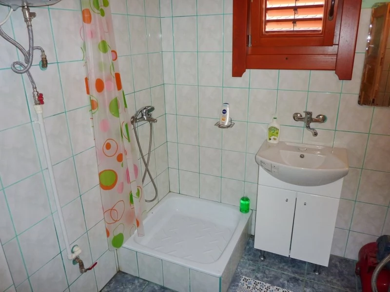 Barajul Zetea Cazare | Cabană (K0199-28) Imaginea poate fi supusă drepturilor de autor. Se recomandă contactarea titularului drepturilor.