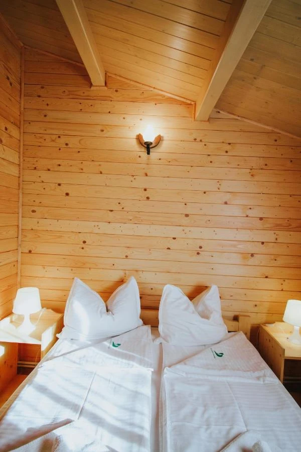 Barajul Zetea Cazare | Cabană (K0619-31) Imaginea poate fi supusă drepturilor de autor. Se recomandă contactarea titularului drepturilor.