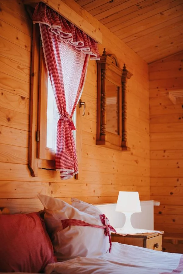 Barajul Zetea Cazare | Cabană (K0619-40) Imaginea poate fi supusă drepturilor de autor. Se recomandă contactarea titularului drepturilor.