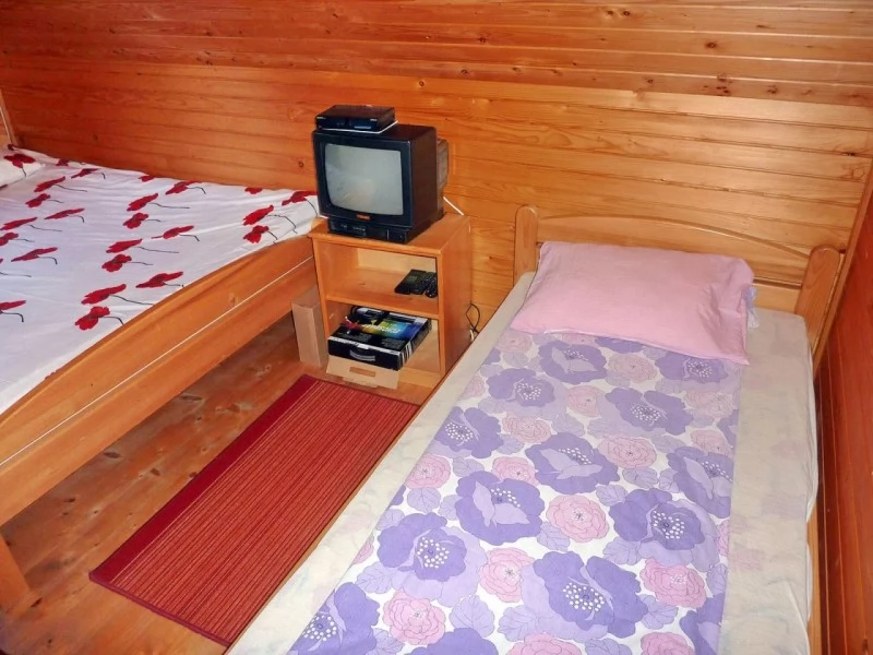 Barajul Zetea Cazare | Cabană (K0907-33) Imaginea poate fi supusă drepturilor de autor. Se recomandă contactarea titularului drepturilor.