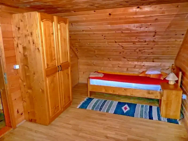 Barajul Zetea Cazare | Cabană (K1170-33) Imaginea poate fi supusă drepturilor de autor. Se recomandă contactarea titularului drepturilor.