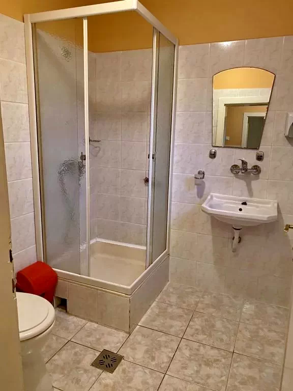 Lupeni Cazare | Motel (K0359-26) Imaginea poate fi supusă drepturilor de autor. Se recomandă contactarea titularului drepturilor.