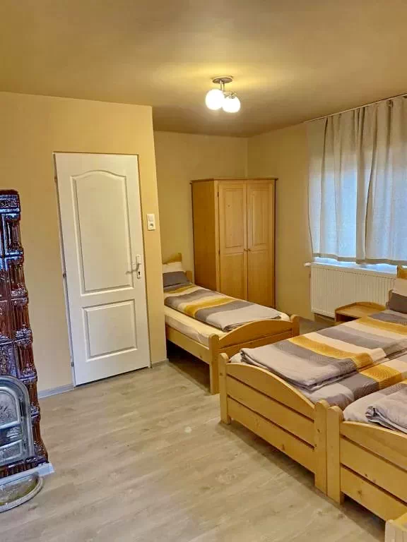 Lupeni Cazare | Motel (K0359-34) Imaginea poate fi supusă drepturilor de autor. Se recomandă contactarea titularului drepturilor.