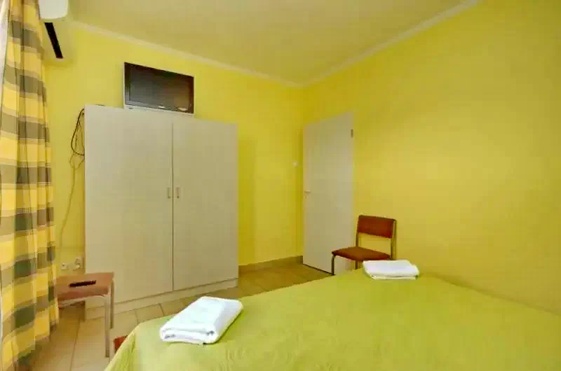 Jula Cazare | Sat de vacanță (K0009-5) Imaginea poate fi supusă drepturilor de autor. Se recomandă contactarea titularului drepturilor.