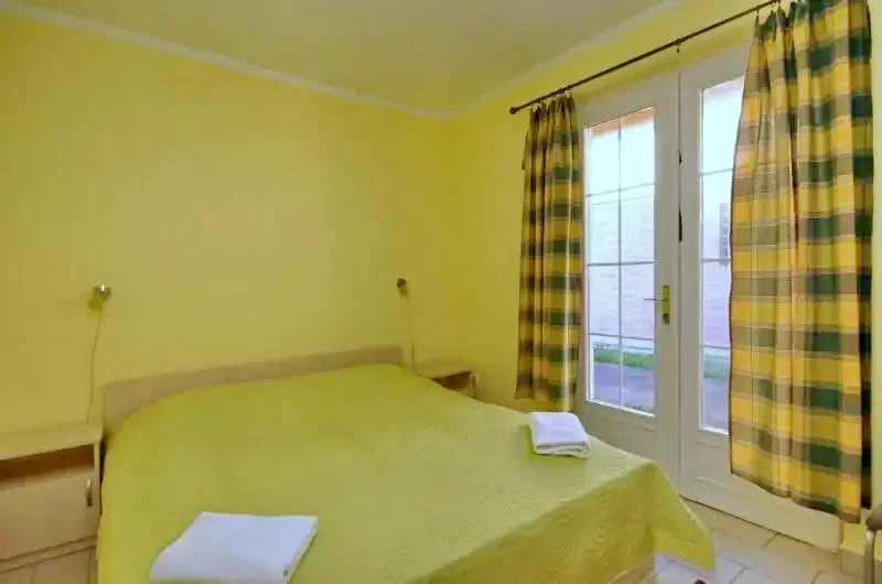 Gyula Szállás | Üdülőfalu (K0009-7) A kép szerzői jogvédelem alatt állhat. Javasolt a kapcsolatfelvétel a jog tulajdonossal.