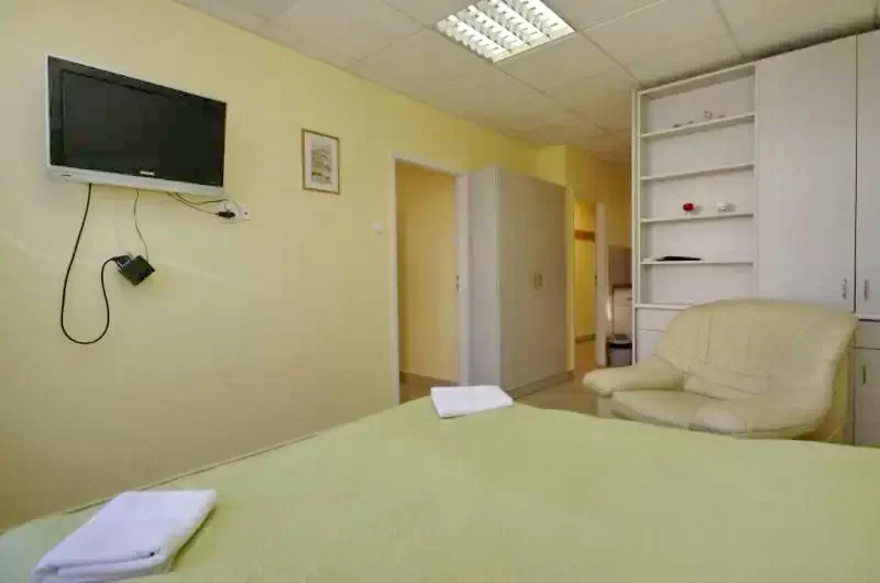 Jula Cazare | Sat de vacanță (K0009-8) Imaginea poate fi supusă drepturilor de autor. Se recomandă contactarea titularului drepturilor.